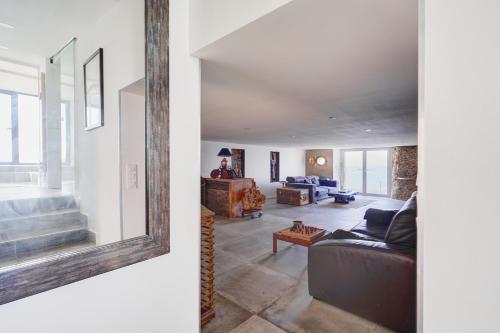 un salon avec un canapé et un miroir dans l'établissement La petite crique, à Sausset-les-Pins