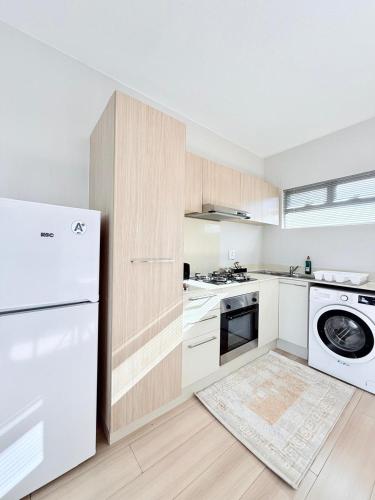 Kuchyň nebo kuchyňský kout v ubytování Dream Orchards Broadacres Apartment
