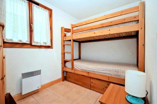 une chambre avec deux lits superposés et un bureau dans l'établissement Résidence Les Sapins - Les Sapins 2 MAE-0514, aux Houches