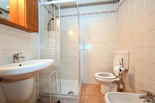 une salle de bain avec un lavabo, des toilettes et une douche dans l'établissement Résidence Les Sapins - Les Sapins 2 MAE-0514, aux Houches