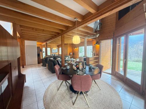 un salon avec une table et un canapé dans l'établissement Chalet 6 Pers-Prox Cols-Vue Vallée-Jardin-BBQ, à Saint-Michel-de-Maurienne