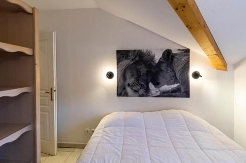 une chambre avec un lit et un tableau au mur dans l'établissement Résidence Le Balcon Des Airelles - Superbe appartement au coeur des Orres 1800 MAE-1834, aux Orres