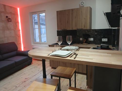Kuchyň nebo kuchyňský kout v ubytování La chambre des plaisirs secrets