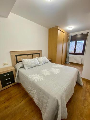 a bedroom with a large bed with a white comforter at Apartamento Villa de Venecia in Margudgued