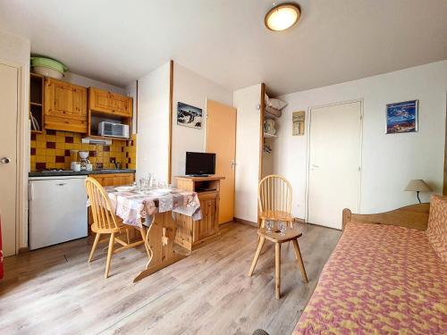 une cuisine et une salle à manger avec une table et des chaises dans l'établissement Résidence Astragales - Studio fonctionnel · Proche des pistes · Balcon · WIFI MAE-2874, aux Menuires