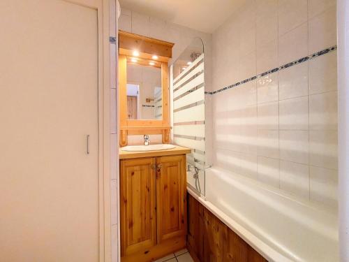 une salle de bain avec un lavabo et un miroir dans l'établissement Résidence Astragales - Studio fonctionnel · Proche des pistes · Balcon · WIFI MAE-2874, aux Menuires