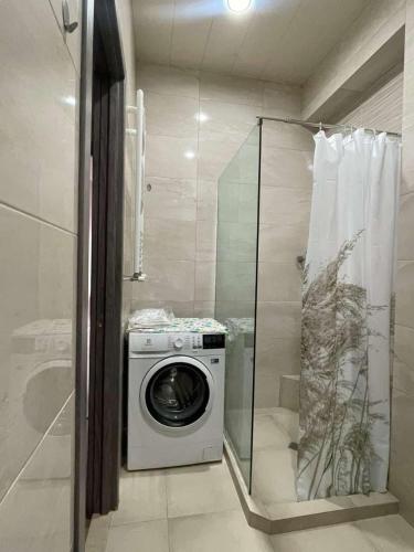 Ένα μπάνιο στο apartment in Tetris building Piramida, 150m from the State subway