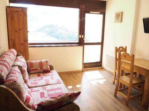 un salon avec un canapé et une table dans l'établissement Résidence Asters B2 - Studio lumineux · Proche des pistes de ski · Balcon MAE-3424, aux Menuires