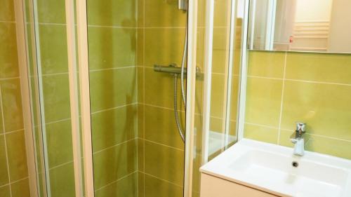 une salle de bain avec douche et lavabo dans l'établissement Résidence Asters B2 - Studio lumineux · Proche des pistes de ski · Balcon MAE-3424, aux Menuires