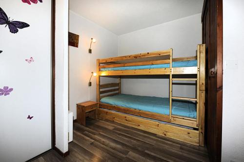 une chambre avec deux lits superposés dans une pièce dans l'établissement Résidence Balcons D'olympie - Appartement agréable · Au pied des pistes · Balcon MAE-3214, aux Menuires