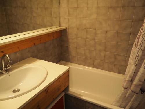 une salle de bain avec un lavabo et une baignoire dans l'établissement Résidence Balcons D'olympie - Appartement agréable · Au pied des pistes · Balcon MAE-3214, aux Menuires