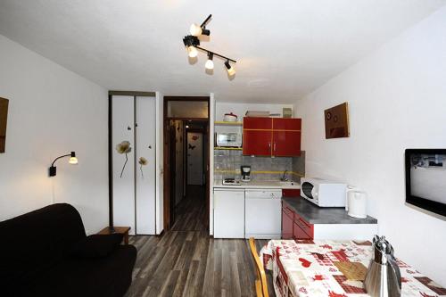une pièce avec une cuisine et un salon dans l'établissement Résidence Balcons D'olympie - Appartement agréable · Au pied des pistes · Balcon MAE-3214, aux Menuires