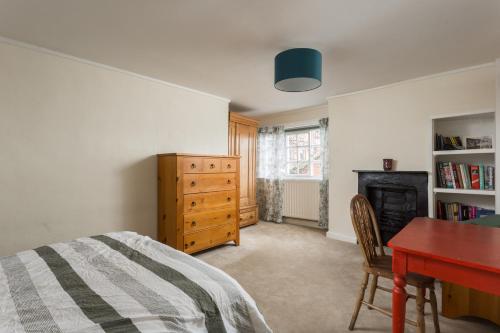 una camera con scrivania, cassettiera e letto di Crofton Dye House a Yarm
