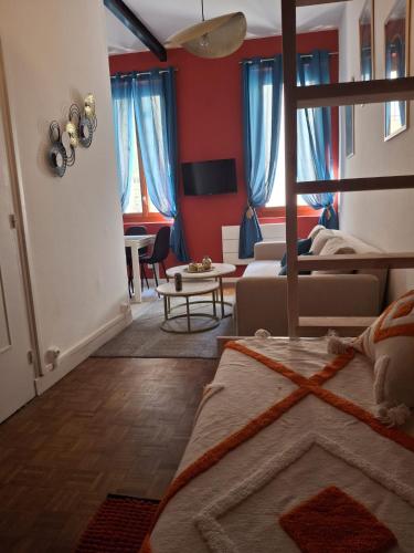 un salon avec des murs rouges et un salon avec un canapé dans l'établissement Marrakech au centre ville, à Toulouse