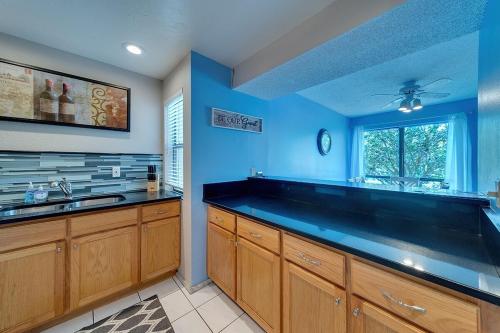Siesta Key Beach - 2 Bedroom - 3 Beds - 3 Bathroom Duplex with Heated Swimming Poolにあるキッチンまたは簡易キッチン