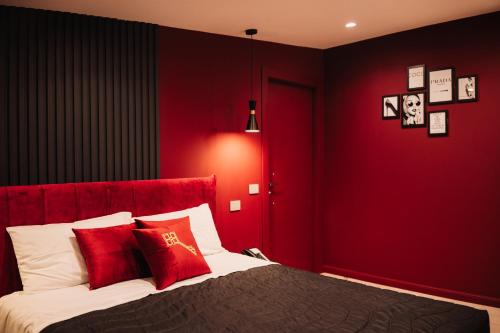 a bedroom with red walls and a bed with red pillows at Heaven Room in Striano