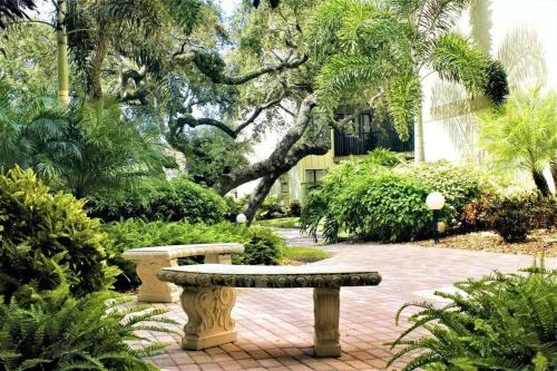 Siesta Key Beach - 2 Bedroom - 3 Beds - 3 Bathroom Duplex with Heated Swimming Poolにある庭