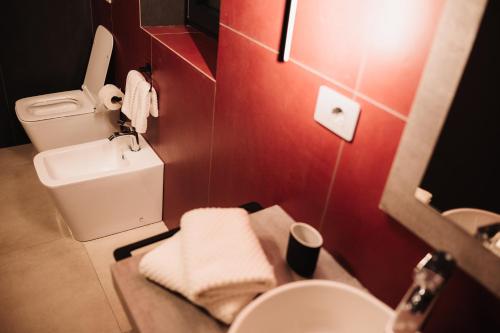 a bathroom with a white toilet and a sink at Heaven Room in Striano