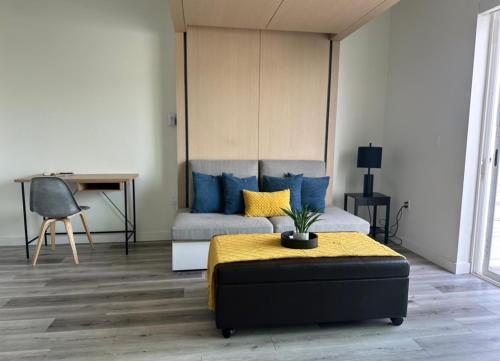 Χώρος καθιστικού στο Heart of Hollywood-Walk of Fame 1bd Studio with View -Free parking, balcony, wifi, rooftop, gym, upscale amenities