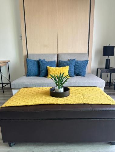 Χώρος καθιστικού στο Heart of Hollywood-Walk of Fame 1bd Studio with View -Free parking, balcony, wifi, rooftop, gym, upscale amenities