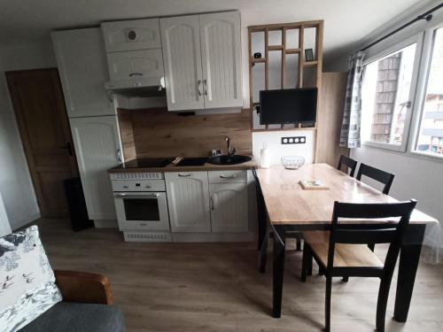 une cuisine avec une table en bois et une salle à manger dans l'établissement Résidence Val D'aurea - Studio cabine 4 personnes 2 exposé Nord MAE-6361, à Valloire
