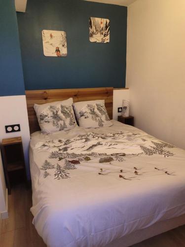 une chambre avec un lit blanc avec deux oreillers dans l'établissement Résidence Val D'aurea - Studio cabine 4 personnes 2 exposé Nord MAE-6361, à Valloire