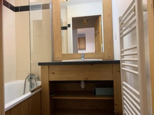 une salle de bain avec un lavabo, une baignoire et un miroir dans l'établissement Résidence Terrasses De La Bergerie - 2 PIECES 4 PERSONNES MAE-6621, à Orcières