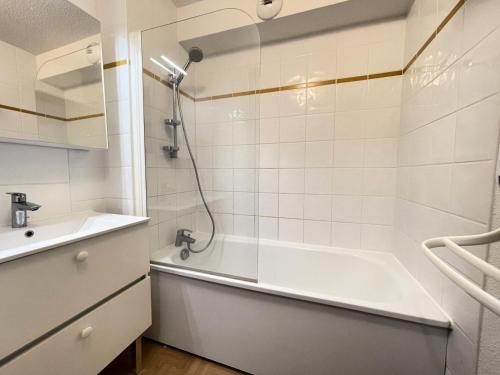 une salle de bain avec une douche, une baignoire et un lavabo dans l'établissement Les Chalets Des Evettes - Appartement deux chambres au pied des pistes dans une résidence avec piscine MAE-9151, à Flumet