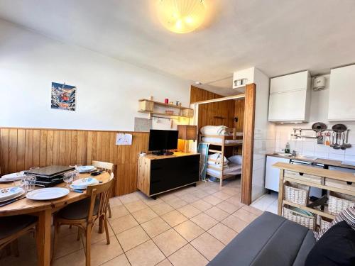 une cuisine et une salle à manger avec une table et des chaises dans l'établissement Résidence Le Seignon - Studio Confortable au Cœur de Vars MAE-7081, à Vars