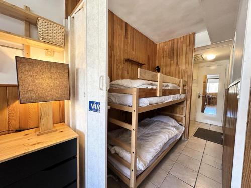 a small room with bunk beds in a tiny house at Résidence Le Seignon - Studio Confortable au Cœur de Vars MAE-7081 in Vars