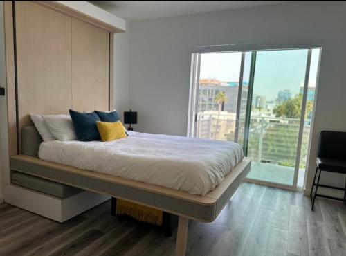 Katil atau katil-katil dalam bilik di Heart of Hollywood-Walk of Fame 1bd Studio with View -Free parking, balcony, wifi, rooftop, gym, upscale amenities