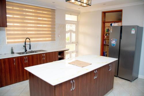 Η κουζίνα ή μικρή κουζίνα στο NearEden elegant Home