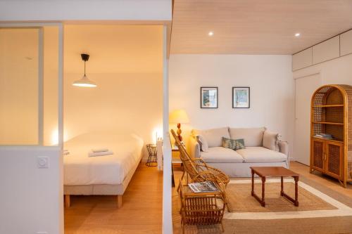 - deux vues sur un salon et une chambre dans l'établissement Escapade tranquille à Vannes, charme et confort, à Vannes