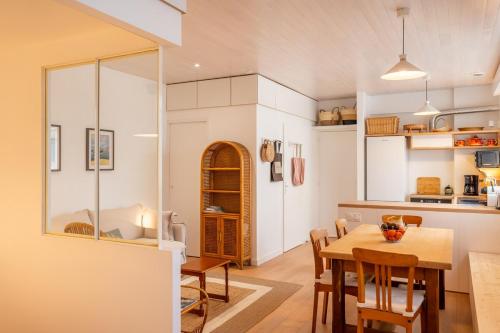 une cuisine et une salle à manger avec une table et des chaises dans l'établissement Escapade tranquille à Vannes, charme et confort, à Vannes