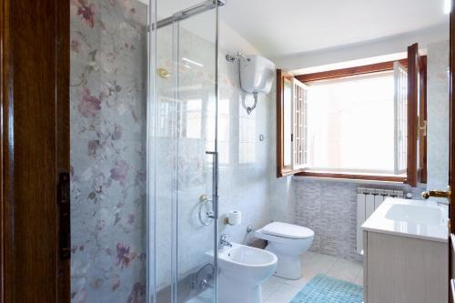 a bathroom with a shower and a toilet and a sink at B&B Buena Vista in Fiumicino