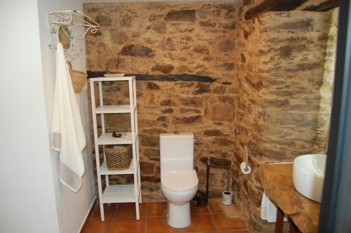 a bathroom with a white toilet and a sink at Nuevo sabor rural Ribeira Sacra in A Pobra do Brollon