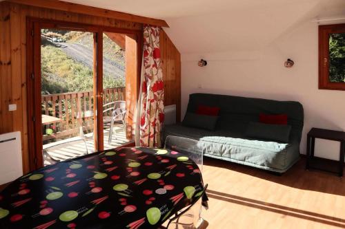 d'un salon avec un canapé et un balcon. dans l'établissement Residence La Combe D Or - Appartement en résidence de standing MAE-3864, à Le Mélézet