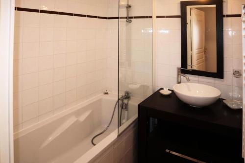 une salle de bain avec une baignoire, un lavabo et une douche dans l'établissement Residence La Combe D Or - Appartement en résidence de standing MAE-3864, à Le Mélézet