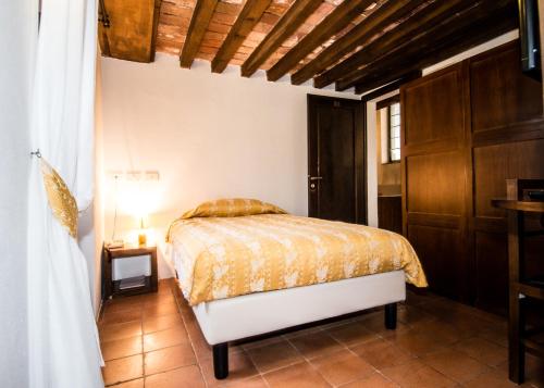 a bedroom with a bed in a room at Relais Fontevivo in Fontevivo