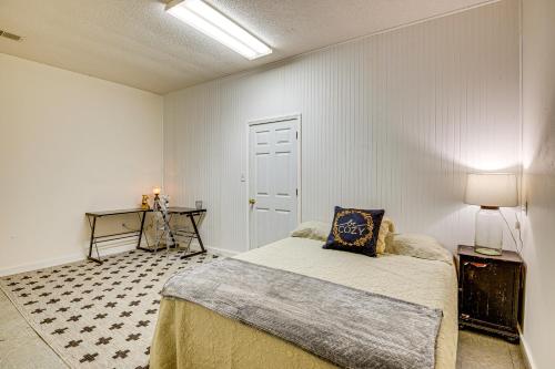 a bedroom with a bed and a table with a lamp at 6 Mi to Scottsboro Apt with Furnished Porch in Hollywood