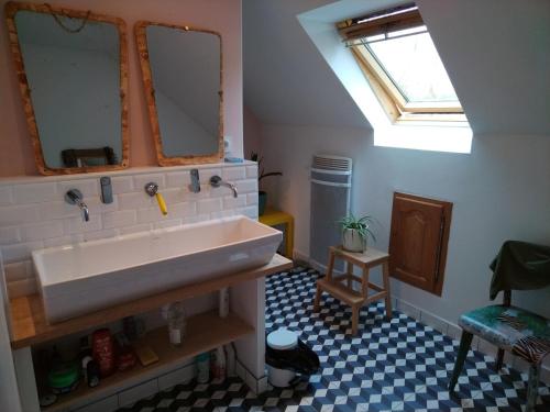une salle de bain avec un lavabo et deux miroirs dans l'établissement Adorable maison tourangelle proche Amboise, à Souvigny-de-Touraine