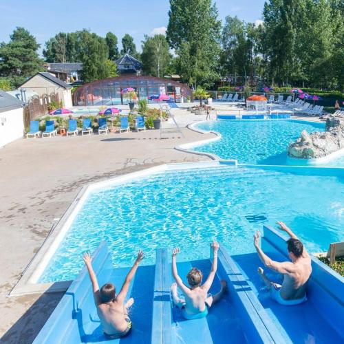 un groupe de personnes dans l'eau d'une piscine dans l'établissement Evasion nature Bungalow vue sur la faune locale, à Veuzain-sur-Loire