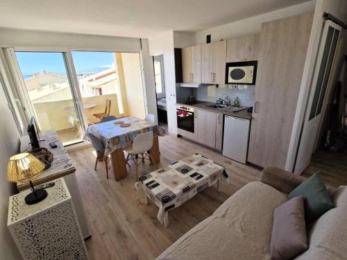 un salon avec un canapé et une table dans l'établissement Résidence Terrasses De La Mediterranee 1 - 2 Pièces 4 couchages PORT LEUCATE MAE-9171, à Leucate