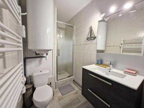 une salle de bain avec toilettes, lavabo et douche dans l'établissement Résidence Terrasses De La Mediterranee 1 - 2 Pièces 4 couchages PORT LEUCATE MAE-9171, à Leucate