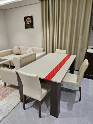 a living room with a white table and chairs at اجيال المدينة للشقق المخدومة - Ajyal Al-Madina Serviced Apartments in Al Madinah