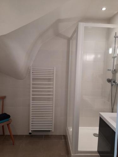 une salle de bain blanche avec une douche et un lavabo dans l'établissement Jolie Studio plein pieds proche plage, au Pradet