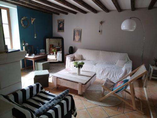 un salon avec un canapé blanc et une table dans l'établissement Adorable maison tourangelle proche Amboise, à Souvigny-de-Touraine