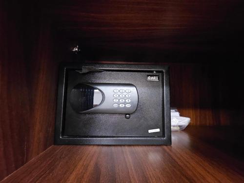 an old television is sitting on a wooden floor at اجيال المدينة للشقق المخدومة - Ajyal Al-Madina Serviced Apartments in Al Madinah