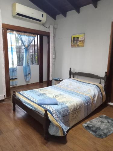 une chambre avec un lit et une fenêtre dans l'établissement Hostel La Bodega, à Encarnación