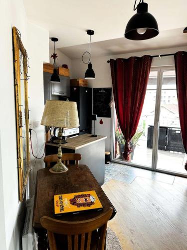 une cuisine avec une table et une lampe. dans l'établissement Résidence Dignan - Élégant T2 en plein centre – À deux pas de la plage MAE-8974, à Arcachon